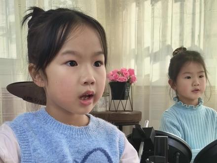 不是屈服,也不是认输,而是积累与成长。#歌曲忍住 #高仿双胞胎 #吉他弹唱 #萌娃唱歌给你听