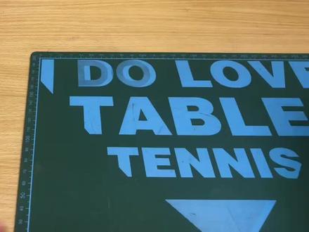 沉浸式贴球拍|樊振东alc|蝴蝶🏓️🏓️🏓️切割胶皮和粘贴胶皮总结:
戒刀切割时,需要一只手按压胶皮另一只手贴紧并垂直胶面进行切割,记得垫一个切割板不然会损坏桌面,力量小的朋友或者女生朋友一次切割不开,可以顺着切割轨迹多划一次。(更容易圆,适合新手朋友)
用剪刀✂️剪胶皮,一只手拿住球拍另一只手用剪刀垂直胶面进行裁剪,一定要贴住拍边
(需要多练习,刚开始剪速度放慢一些,剪熟了相对比较方便)
要注意一点区分胶皮,涩性胶皮一般是蛋糕海绵不需要灌油,视频中红色反手使用的也是粘性胶皮的海绵,所以想要使用寿命长,尽量不要用有机胶水粘贴涩性胶皮,正手使用的粘性胶皮要灌油或者灌胶两到三遍按自己需求来,粘性胶皮如果灌了油还会感觉没有弹性不走球,刚开始是需要打一个星期开胶(如果需要快速开胶,粘贴好后可以用颈膜枪均匀捶打可以达到开胶的效果)
#乒乓球拍推荐 #乒乓球底板 #乒乓球器材 #乒乓球拍 #樊振东