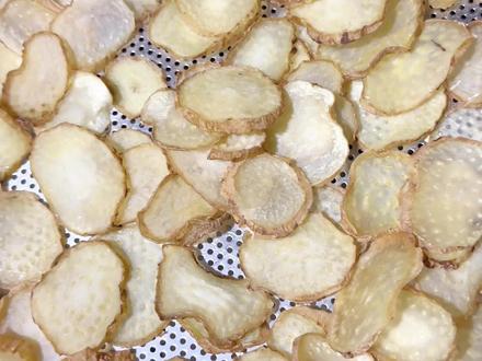 新鲜天麻加工步骤包括:清洗、煮透、切片和烘烤四个,每个环节都有讲究。