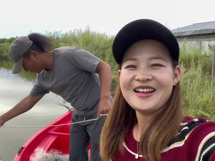 花2000买条船放鞭炮,刚下网大鲤鱼就跳上船,这才叫鸿运当头!