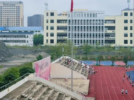 听说轻唱五星红旗,红旗仿佛能听懂,会飘扬起来。我也来试一试、真的神了#家门口的国旗#五星红旗迎风飘扬 #国旗回应 #歌唱我的祖国
