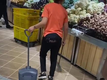 胖东来保洁的日常工作#河南胖东来#超市标杆#学习的榜样#企业文化理念 #团队建设 #晋升机制#员工目标 #抖音小助手dou上热门