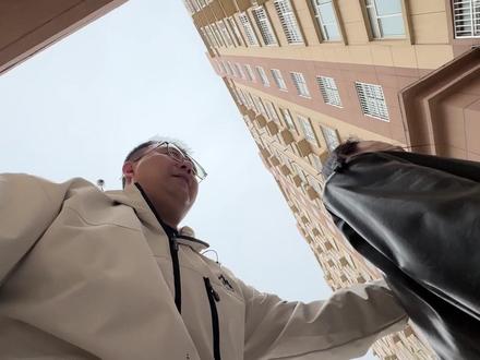 带媳妇闺女去牛场挤牛奶,媳妇胆量不一般,第一次见就敢上手抓