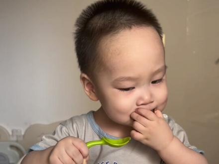 人类幼崽沉浸式吃饭#宝宝吃饭#自主进食的宝宝最可爱 #干饭宝宝上线