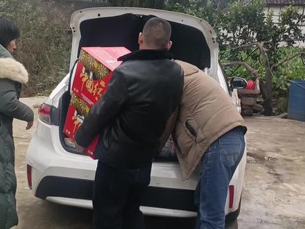 转眼都百天了,许老板两个儿子又回来看他来了。