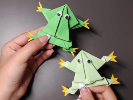 今天来用绿色彩纸折一只会跳会蹦的小跳蛙吧。看看你折出的小跳蛙能够跳多远呢?快在评论区留言吧。#幼儿园手工 #手工diy #动手能力培养 #每日亲子陪伴 #幼儿园 @DOU+小助手