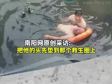 男子不慎落水拼命挣扎求救,白衣大哥见状果断下水救人,与岸边热心群众配合将男子营救上岸。“当时没想那么多,救人要紧”视频来源:@汉中虾之父龙虾工坊 #正能量传递 #救人瞬间