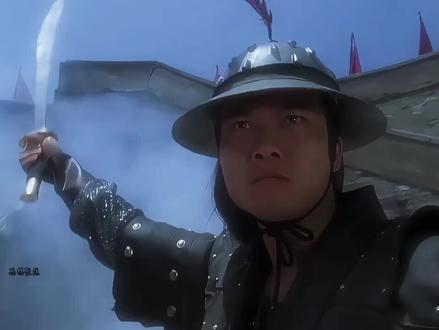 小时候想成为张君宝,长大后却看懂了董天宝“我命由我不由天”还在到处流传,只是那“不由天”三个字背后,装满了无数个被现实压得喘不过气的夜晚,还有在底线和生存之间反复摇摆的艰难。 对董天宝多一分理解,不是想变成他,而是更清楚活下去要付出什么代价,也是对每一个在夹缝中努力生存的人,一声轻轻的叹息。 也许,这就是长大留下的印记吧:我们不再简单地用好坏来看人,开始看见每个人身后的深渊和光亮。我们心里还是想成为张君宝,但也明白了,为什么有那麼多人,最后活成了董天宝的样子。 #怀旧经典影视 #让我们一起重温经典 #怀旧港剧 #电影解说