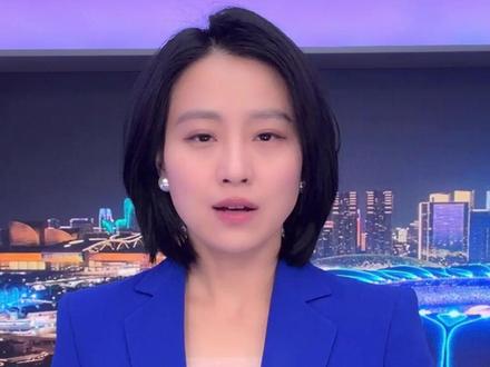 昆明街头4人在车道中策马狂奔,不时将马骑行到超车道上,交警:属违法行为,将处罚。云南,4月22日,#小强热线主播说 @晶晶ing