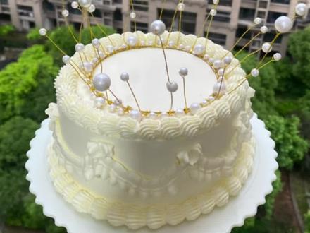 喜欢吃榴莲的宝宝可以试试这款纯榴莲夹心的蛋糕 一口下去满满榴莲肉加奶油太满足了#我要上热门 #家庭烘焙 #生日蛋糕 #榴莲