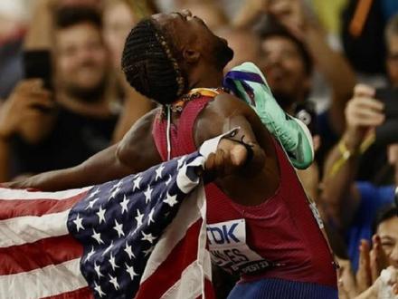 19.52!!!莱尔斯实现世锦赛200米三连冠,是继博尔特之后第二位世锦赛实现200米三连冠的运动员。也是继格林、加特林、盖伊、博尔特之后第五位世锦赛100、200米双料冠军!!!#2023布达佩斯田径世锦赛 #莱尔斯 #200米
