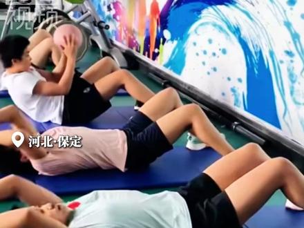 打破亚洲记录的于子迪原来是这样学习的 老师利用集训空余通过网络为她授课
“她是一个冠军更是一个能坚持的少年!”#于子迪 #保定 #冠军