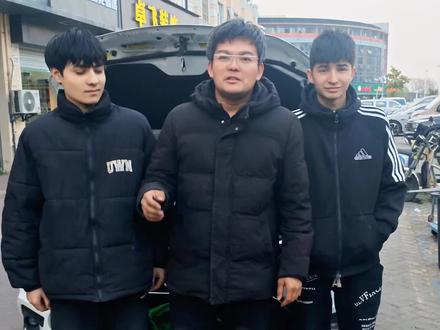 2017款比亚迪唐EV功能受限,故障维修。 来自上海的车主2017款比亚迪唐80,车子的故障是仪表提示EV功能受限,只能用油不能用电,无法切换EV模式。 检查发现电机控制器损坏,电脑读故障,报预充失败,检查发现采样电路问题,经过一个多小时的维修,故障完美解决。