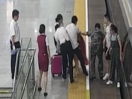 谁给你的勇气?女乘客误点,竟伸脚阻碍高铁发车……罚,行政拘留9日。(央视记者 张莉莉)