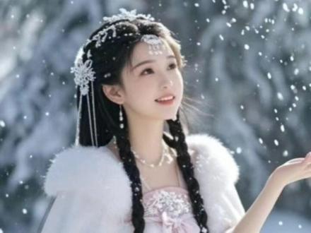 #余生无雪也无你后续 #姜书薇顾明川苏茵茵后续大结局 #余生无雪也无你 #余生无雪也无你完结配享太庙 #“姜同志大出血了快调血包来后续 !” “姜同志求生意识薄弱,快用搏击器恢复心跳!” “三二一,通电。” 姜书薇涣散的瞳孔中,只见无数医护人员围着她团团转,个个着急得不行。肚子传来剧烈地疼痛,陪伴她将近十个月的重量陡然消失。医生遗憾地说:“太晚了,孩子已经死了。” 姜书薇心跳猛然一顿,拉出一条平直的线后,开始恢复微弱的跳动,身上所有的疼痛都消失了,冰凉的手术床柔软得像云朵。 “尽力了,让顾少尉进来见姜同志最后一面吧。” 手术门被推开,一个身材高大的男人扑到姜书薇旁边哭得涕泪横流,哀求地说:“书薇,不要抛下我。” 几个年轻的护士都忍不住流下眼泪。姜书薇看着这个深爱了多年的男人,如今生命走到了尽头才发现,自己从未将他看清。她颤抖着手抚摸上顾明川的脸,微笑道:“顾明川,爱你,我不后悔。” 顾明川已经哽咽得说不出话。然而姜书薇的下一句却是:“如有来生,我不愿再嫁给你。” 话音与那只手一起落下,姜书薇永远闭上了眼睛。顾明川撕心裂肺地喊道:“不!”