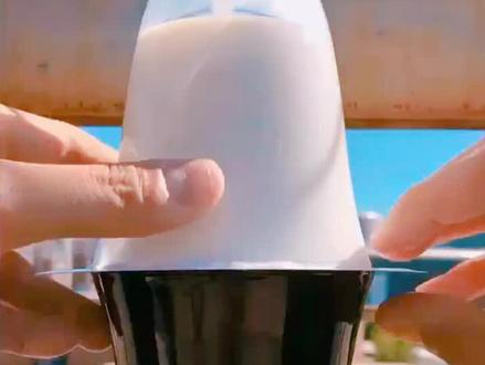 可乐和牛奶可以一起喝,但是牛奶会变性,影响吸收,实验为证。#我的科学之yeah @抖音小助手