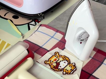 🔎超详细适合新手的基础单面无孔烫豆教程来啦!
(小熨斗烫豆版)后续会出烫画机版的教程嗷 有需要的朋友可以蹲一下~
#拼豆教程 #烫豆教程 #无孔拼豆 #拼豆烫豆 #拼豆烫豆技巧