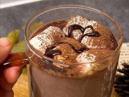 又醇厚又香浓又温暖又快乐的一大杯【棉花糖热巧克力】 在家煮热巧克力,其实最最简单只需要牛奶+黑巧克力。
好处是造价便宜、随煮随喝。
坏处是热量是可以精确计算的。
那又怎么样?喝完了出去跑步吧。
【用料】
65%黑巧35g,牛奶400g,淡奶油30g,白砂糖5g,可可粉适量,巧克力糖浆适量,棉花糖5颗
【步骤】
1.巧克力稍微切碎,牛奶、淡奶油和白砂糖一起入锅,小火煮到糖融化,保持小火,放入巧克力变煮边搅拌,到巧克力完全融化即可;
2.倒入杯中,放上棉花糖装饰,筛上一层可可粉,最后淋一点巧克力糖浆,趁热享用~
【注意事项】
1.此为偷懒的菜谱。如果能将巧克力切到碎屑的程度,可以煮开牛奶后,倒入一点点热牛奶将巧克力完全融化成酱,再分次加热牛奶,将巧克力酱冲淡为热巧克力。如此可以降低成品的甜腻度。#热巧克力 #棉花糖热巧克力 #热饮 #吃了甜食会开心 #解压