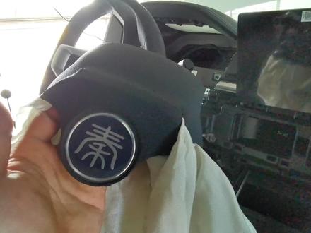 新能源比亚迪秦,大屏拆卸。#比亚迪秦plus #汽车保养与维修 #汽车知识分享 #汽修人 #比亚迪秦ev中控大屏拆卸