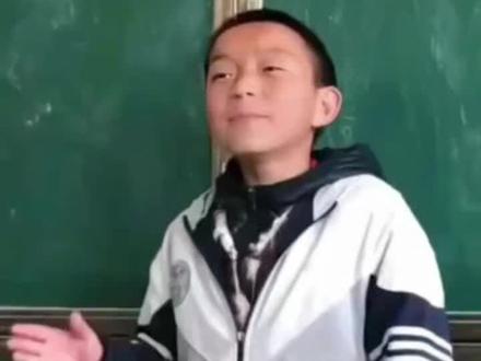 老师直呼于浩东你火了🔥知道吗?怕什么江湖老,我正年少正狂时,黑板前的少年自带BGM🎶,这气场比班主任的粉笔头还炸😂 你学生时代有没有这样的瞬间?现在想起还会笑吗?#上热门