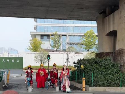 真武汉财神没错了~ 来武汉欢乐谷年味小镇~财神团带你迎新年揽大运~#武汉欢乐谷闪耀欢禧节 #民俗文化 #财神 #开到了武汉财神隐藏款