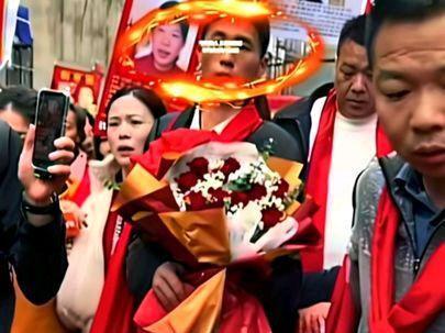 李鑫与姐姐中的沟通产生误会现在好了。
认亲第二天李鑫就跟姐姐发生激烈争吵,放狠话以后姐弟都没得做了,原因曝光,电话不接,李林到处寻找,哭着道歉
透过每个人物的故事,看尽这世间人生百态。
明明还在沉浸在李鑫成功,和姐姐李林团圆的喜悦里。
没想到姐弟俩认亲的第二天就爆发了激烈的争吵。
事情起因是,昨天李林叫李鑫去派出所配合一下做笔录。
因为当年他走丢,李林报案了,李鑫现在回家了现在想去撤销案件。李鑫的理解错误导致心里爆发
大概是发生了什么误会,李鑫怕会对养父母家有什么影响。
所以跟李林大吵了一架,还放狠话,这样以后姐弟都没得做了。
然后就是电话不接,李林急疯了,哭着道歉。
她没有别的意思,她也很感激养家那边,从来没有想过要去伤害养家的想法。
其实,网上已经出现了质疑养家的声音大致意思是当初为什么不报警处理,帮着找寻家人,而是认了李鑫做养子。
当年养父母也怕惹祸上身,解释不清,特意在全村人的见证下,证明李鑫是个流浪儿,才决定收养他的。
而且养父母家自己有1个儿子和3个女儿,按理说儿女双全,完全没必要趟这趟“浑水”。
还是看着枯瘦如柴的李鑫可怜,动了恻隐之心。
对李鑫更是视如己出,怕李鑫瘦弱会被人欺负,特意让自己的儿子陪着李鑫一起去上武校锻炼。
养父母自己的大女儿没读到什么书,都是在家里帮忙做手工,却斥巨款送李鑫上私立高中,一次性缴清3年学费10万。
亲生孩子没有的,李鑫都有了,养父母已经是做得很好了。
李鑫也清楚,所以也很懂得感恩,一直念着养家的好。
通过采访看得出李鑫是比较沉稳的性格。
面对现在泼天的流量,李鑫明确表示自己今后不会去直播,自己几斤几两还是知道的。
李鑫是想踏实过日子的,一下面对这么多镜头难免有压力。
不想过度曝光自己的生活,更怕网友对养家指指点点。
加上养父生病,90多岁的外婆住院,儿子年幼,妻子也希望他能尽快回去。夹在养家和现实认亲的巨大热闹下,李鑫的情绪是很复杂的。
李鑫也承受着巨大的压力,这才误会了姐姐李林的行为,怕去派出所会对养父母追责或是对养父母有任何不好的影响。
其实,成功认亲,知道对方平安健康就好。
往后还是要各自回到的城市里生活,李鑫是幸运的,他的原生家庭那么悲惨,却遇到了真心待他的养家。
如今,李鑫的家庭,事业,亲朋好友都在广东汕头,他还是要回到那边的。
和老家这边,就当亲戚正常走动就好。
姐姐李林真的做得非常好了,找到了弟弟李林,折