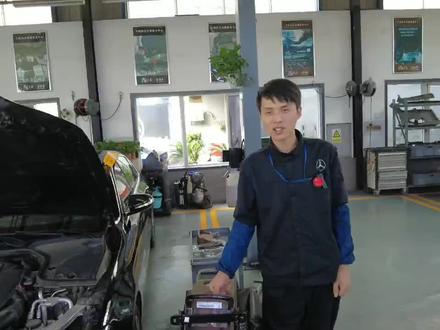 奔驰E后排扶手盖板损坏,如何低成本维修,今天我们一起来盘它!#铂星奔驰#奔驰维修@抖音小助手