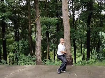 图为陇川景颇刀术传承人毛勒栽表演的景颇刀术!