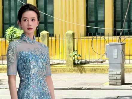 刘诗诗穿着一身冰蓝色亮片旗袍,这简直是视觉盛宴 2026 年 5 月 24 日下午 1 点,越南河内气温直逼 40 度。 就在这样一个能把人晒蔫的户外,刘诗诗穿着一身雾蓝色亮片旗袍走了出来,瞬间点燃了“。中越视听文化交流日”的现场。 几小时后,她的生图传回国内,微博热搜前五名里,关于她的词条占了三个,话题阅读量迅速突破 3 亿。活动在河内举行,从下午 1 点持续到 3 点。 当天的河内,暑气蒸腾,连空气都仿佛在扭曲。 现场的工作人员和粉丝不停地擦汗,精心打理的发型开始塌软。 然后,刘诗诗出现了。 快门声和粉丝的尖叫声瞬间压过了蝉鸣。光线扫过时,整个人走动起来,旗袍下摆的亮片就像一条流动的星河。 她的头发用一支发簪仔细盘起,那是来自苏州的非遗工艺——绒花。 她手里还拿着一小束夕雾花,眼尖的粉丝立刻认出,这束花与她早年主演的《淮水竹亭》里的角色有关。(内容和图片来自网络,如有侵权可以删除)