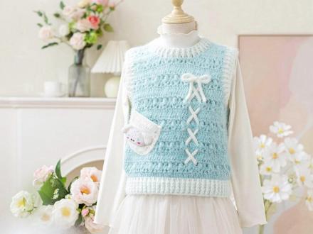 奶糖系带马甲 | 正面交叉系带设计是点睛之笔,俏皮又带点小心思。搭配一个小口袋,刚好能装下宝宝的小糖果和小玩具。镂空的钩针纹理透气不闷汗,适合春秋穿着; 每一针都是满满的心意,给宝宝穿在身上,不仅是一件衣服,更是一份软萌又治愈的小温暖。#手工 #骗你生女孩 #手工diy #手工活 #手工活我是认真的