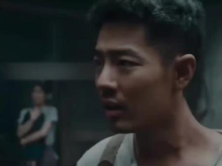 #电影 #得闲谨制 #彭昱畅 #得闲谨制彭昱畅 #演技
彭昱畅彭彭演技一直都很优秀,有他出演的戏,我都有一种表演很放心的感觉!他塑造的肖衍这个角色,个人觉得是他演艺生涯里的高光突破~
这个角色从“贪生的逃兵”到“血性的英雄”的极致弧光,被他用层次化的表演精准拿捏,既演出了小人物的真实怯弱,又立住了战争中普通人的觉醒与悲壮,完全跳出了他以往的角色舒适区~
彭彭没有刻意美化肖衍这个角色,反而把他的“怂”和“利己”演得很鲜活,让这个角色摆脱了“脸谱化军人”的一个刻板印象,肖衍的蜕变是这部电影最戳人的内核,而彭彭用无台词的眼神戏加上细节化的肢体表达,让这个转变特别自然~
肖衍身上是带着“演武场炮手”的文人气,而非粗粝感的战场硬汉,这跟彭彭以往的少年感、市井气的角色是截然不同的,他有调整自己的气场,他会因角色调整自己,调整自己气场和改变自己表演方式,说话时带着军人的硬朗却又藏着书生的傲娇,他把英雄的悲壮和小人物的倔强揉在一起了,让观众从开始的嫌弃变成后来的心疼和不舍,这个反差感的表演特别能抓观众的心~
彭彭真是天生的好演员,他饰演的肖衍和《志愿军》里的姚庆祥都是军人角色,但是两者天差地别!
姚庆祥是气质温柔、坚定、警觉、勇敢且理想主义的天生英雄,而肖衍是经历南京战场,在残酷战争中存活下来的军人,死里逃生,苟延残喘,他怂萌、执拗、倔犟且孤勇,是现实主义,在战争中被迫成长的凡人~
彭彭在演肖衍时,他弱化“军人标签”,放大“普通人属性”,用“外形减重+细节怯懦+渐进式成长”,让“逃兵变战士”的弧光真实可共情~
而在《志愿军》演姚庆祥时,他强化“军人标签”,聚焦“信仰属性”,用“规整外形+坚定气场+内敛式牺牲”,让“和平卫士”的形象庄严有力量~
他真是每次演绎角色都能把角色特质拿捏的特别精准~灵气,又可塑性极强的优秀的中国青年演员~一直都很喜欢他~
彭彭演的《大象席地而坐》也是特别绝!希望彭彭要多演电影,多演绎更多类型的角色,体验更多角色人生~