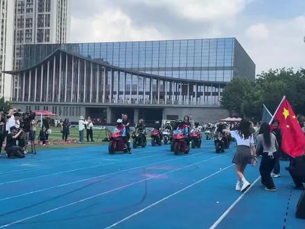 张雪儿子学校运动会开幕式表演超燃 国旗 自豪感拉满 张雪儿子学校运动会开幕式表演,超燃#校园艺术节 #张雪 #张擎天#张雪机车 #巴蜀常春藤