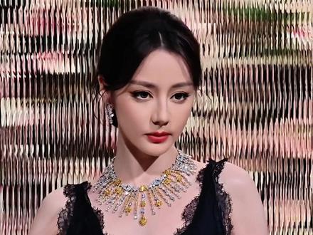 迪丽热巴在2026年3月20日苏州迪奥高级珠宝晚宴上的直拍引发广泛关注,其黑裙搭配重磅珠宝的造型被赞为「美神降临」,现场生图状态与品牌宠遇成为焦点。
一、活动造型核心亮点
视觉冲击力十足的黑天鹅形象
迪丽热巴身穿深V黑色长裙亮相,佩戴迪奥全新发布的 Belle Dior系列高级珠宝,其中 Soleil Celeste(日月星辰)主题项链最为瞩目。该系列以黄钻星芒与月轮交相辉映,致敬品牌创始人克里斯汀·迪奥对占卜艺术的痴迷,寓意「化身为指引命运的护身符」。项链价值据传达千万级,是品牌本季全球宣传的重点单品。
现场直拍镜头下,迪丽热巴的立体五官与冷白皮在闪光灯中呈现聚光体效果,肩颈线条与高挑身形完美驾驭珠宝。怼脸生图被赞比精修更惊艳,凸显其建模脸级别的骨相与松弛气场,项链在她身上黯然失色,神颜才是真迹。
此次亮相被形容为「熹妃回宫」「女王归来」,对比过往活动更显锋利自信。黑裙搭配盘发强化了「高贵黑天鹅」意象,步伐带风的直拍视频被粉丝称为「走路粉的顶级福利」,整体传递出「镇场子」的强者风范。
二、品牌宠遇与行业意义
全球大使的顶级待遇
独家珠宝授权:迪奥将本季最重磅的珠宝作品独家赋予迪丽热巴演绎,海外社交平台亦以此作为系列宣传核心;
全方位安保礼遇:品牌安排专车全程护送,采取严格安保措施,被调侃「迪奥亲自接送,绝无差错」;
C位站位认证:活动大合影中稳居中心位,凸显其全球品牌大使与全球彩妆香氛代言人的双重身份地位。
商业价值与时尚话语权
作为内娱唯一连续多年亮相巴黎时装周头排的女星,此次活动进一步巩固其「顶奢门面」定位。现场生图带动「#迪丽热巴迪奥活动直拍#」单日阅读量破亿,网友评价「八位数珠宝都被她的颜值压住」,印证其「用美貌统一审美」的破圈能力。
三、延伸动态与用户热议
护身符隐喻:项链的守护寓意引发共情,尤其结合迪丽热巴年初经历的跨国险情(未公开细节),粉丝认为品牌选择隐含「平安期许」;
事业新动向:活动同日,其主演剧集《白日提灯》(饰贺思慕)宣布定档3月28日,预告「鬼王」角色与现场女王形象形成反差。
网友自来水安利,直拍视频在社交媒体形成「人传人」效应,高频词包括「legend」「神图」「美到失语」。路人口碑聚焦两点:
抗镜头能力:无修图状态下头身比、皮肤质感依旧能打,「生图是检验顶流的唯一标准」;
品牌契合度:迪奥把明珠留给中雕公主👸🏻#迪丽热巴dior