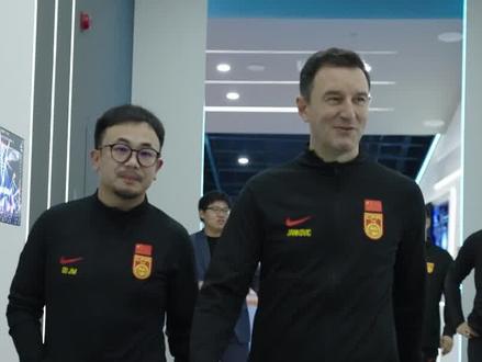 中国男足赛前发布会,扬科维奇表示要解决在对阵泰国的比赛中发现的问题,争取打出精彩内容。张琳芃将为国家队第100次出场,他说会珍惜每一分钟。#国足世预赛 #中国足球