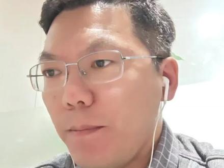 二七区马寨、侯寨的朋友注意了!最新征地补偿安置方案来了,涉及刘胡垌、张河、罗沟!你的地、你的房,到底怎么补?看清这几个数字和最后期限!”“第一,看标准。每亩地的补偿安置费是9.8万,社保费是6.262万。注意了,你家的房子、树木等地上附着物,是按郑州市最新的‘113号文件’来单独核算的,这个文件一定要去查清楚!”“第二,看金额。像张河社区,总计补偿超过654万。但是,仔细看!罗沟村一个105平米的地块,总补偿才2万5千多。如果你家的地块小,一定要自己算清楚,补偿总额对不对!”“第三,也是最重要的!公告期到2025年12月18日就结束了!之后你只有5个工作日,也就是到12月25号前,可以提出书面意见或者申请听证!过期就等于放弃权利!”“所以,大家赶紧做三件事:第一,互相转告,联合本村邻居;第二,马上找村委会或自然资源部门要那份‘郑政文〔2025〕113号’文件,核对自家房屋树木的补偿单价;第三,在12月18号前,把你们的疑问和诉求形成书面材料。权利不等人,行动才有结果!”#郑州 #二七区 #拆迁#土地征收#补偿安置