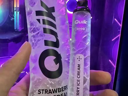 quik小黑条实测⚠️ 新手必看
1. Coconut Water(椰子水): 。
· 甜度:较低
· 凉度:中等
· 口感:清新,带有椰子的自然风味
评价:没有鸭嘴的椰子那么惊艳,但也中规中矩胜在性价比
2. Lush Ice(西瓜冰):
· 甜度:较高
· 凉度:高
· 口感:清爽,带有西瓜的甜美和冰凉感
评价:西瓜都一个味儿,小黑条凉一点,凉度和甜度并存,很赞
3. Banana(香蕉):
· 甜度:中等
· 凉度:较低
· 口感:香甜,带有香蕉的浓郁风味
评价:很浓很浓很甜,很东南亚,不愧是泰国的产品,喜欢香蕉味的力荐
4. Taro Ice(香芋):
· 甜度:中等
· 凉度:中等
· 口感:柔和,带有香芋的独特香气
评价:香芋也都一个味,没啥好说的
5. Bull Ice(红牛):
· 甜度:较低
· 凉度:高
· 口感:刺激,带有红牛的能量感
评价:个人不太喜欢红牛味,但这款击喉感很足,挺爽
6. Pumpkin(南瓜):
· 甜度:中等
· 凉度:较低
· 口感:温暖,带有南瓜的甜美和香料味
评价:很特别的口味,感觉加了东南亚香料的感觉,挺新奇不难抽
7. Menthol Plus(纯薄荷):
· 甜度:较低
· 凉度:高
· 口感:清凉,带有强烈的薄荷味
评价:爽!爽!超级爽!凉爆了
8. Pink Guava(芭乐蜜石榴):
· 甜度:较高
· 凉度:较低
· 口感:甜美,带有芭乐的浓郁风味
评价:味道特别香,芭乐糖的感觉,对比别的款式芭乐很能打
9. Lychee Ice(荔枝冰):
· 甜度:较高
· 凉度:中等
· 口感:清爽,带有荔枝的甜美和冰凉感
评价:凉度刚好,甜度也很舒服,荔枝香香的,抽完想亲嘴子Quik小黑条
#鸭嘴兽 #冰爆 #小黑条