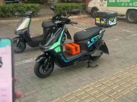 #中视频伙伴计划 绿源S70-s高速电车,2000w液冷电机,%比精准电量显示,时间显示,蓝牙App,GPS定位,三档变速,远程启动。一键开启坐垫。骑行轨迹,骑行记录,无感解锁。车辆分享,陡坡缓降定速巡航。移车助力,童锁,省电模式,温和模式运动模式,车辆智能体验。一键寻车
