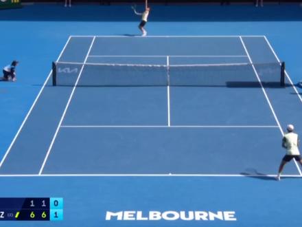 #商竣程退赛 #商竣程 #阿尔卡拉斯 #澳网
商竣程对阵世界排名第2的阿尔卡拉斯。
前两局:
1-6
1-6
第三局受伤病困扰的商竣程选择了退赛。中国男网至此全部淘汰出局。