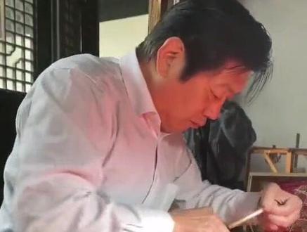 他让定陵文物穿越时空,重现眼前
他把素纱蝉衣完美复制,再续传奇
破译龙袍的密码,发现纱衣的秘密
他就是“织造天衣的人”:周双喜
云锦木机妆花手工织造技艺代表性传承人
中国织锦工艺大师
江苏省工艺美术名人
江苏省非遗传承人#中华文化 #民间手艺 #中式文化 #非遗抖起来 #东方美学