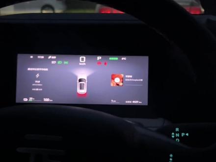 比亚迪元up 手动模式灯光操作指南 🚗比亚迪元up的灯光空调怎么手动开?30秒教会你!作为老司机,今天特意整理了手动模式下大灯、空调和雾灯的打开方法,新手也能秒会~
💡**大灯开关**:元up是自动大灯,想手动开的话点中控屏的设置,找到灯光选项,选近光灯或远光灯就行。方向盘左边的拨杆也能切换:往下拨是远光,再拨一下恢复近光,超方便!
💡**后雾灯**:在中控屏找到小灯泡图标,点开后仪表板会显示橙色标志,就说明打开了。不用的时候记得关掉哦~
💡**空调操作**:小风扇图标就是开关,点一下打开,再点一下关闭。除雾直接按那个扇形带箭头的键,温差大时超实用!副驾也有独立开关,开车时让副驾操作除雾很方便~
最惊喜的是快捷模式:三指下滑调温度,左右滑调风速,一秒搞定,比按按钮快多了!
✨这些小技巧你get了吗?平时开车遇到过灯光空调操作问题吗?来评论区聊聊呀~
#比亚迪元up#用车小技巧#新手司机
