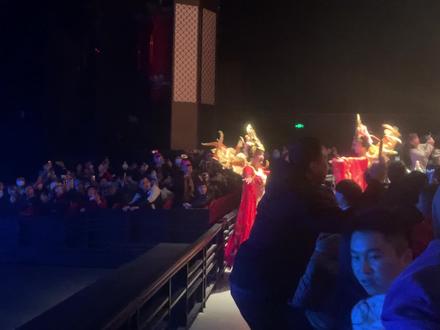 杭州宋城千古情,不会选座的,看这里,提前一周买票,一定要买贵宾席,就贵30块钱,选7排,实际上是第一排,7排2 4 6都可以,正对舞台中央,离演员"触手可及"😎#宋城千古情 #宋城选座攻略#杭州宋城#杭州旅游