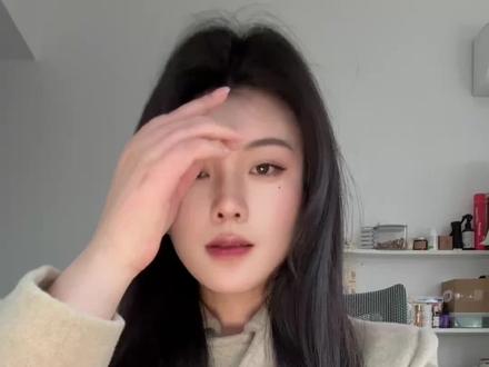 设计师vlog|五一出游海报教程(带练版)
欢迎收看00年设计师只工作不上班的一天
今天分享一下如何使用AI工具直出这种充满活力的五一出游海报
首先,我们在搜索框输入五一海报
就能找到合适的参考图
接下来我们利用AI工具反推出提示词
输入以下提示词:
你是一个视觉设计上,需要制作一套关于五一出游主题的海报,使用AI生图工具创作,根据以上参考图反推出提示词,要求产出五个不同的五一出游中文提示词.
然后我们来进行生图工作
我们在模型这里输入Qwen
选择这个模型,文生图,在这里输入提示词,
选择图片尺寸
点击生图,
经常会碰到这种文字乱入的情况,我们添加以下限制词,就不会出现这种情况了
得到调整后的提示词,
多抽几次就能得到满意的效果图
输入以下提示词,优化后效果更好,
稍微等一会儿,得到文字部分
接下来我们在设计软件中进行排版,
这样充满活力的五一出游海报就做好了
根据以上方法,就可以得到其他海报了
今天的分享到这里就结束了,你也快去试试吧
#vlog日常 #设计 #设计日常 #海报设计 #五一海报设计