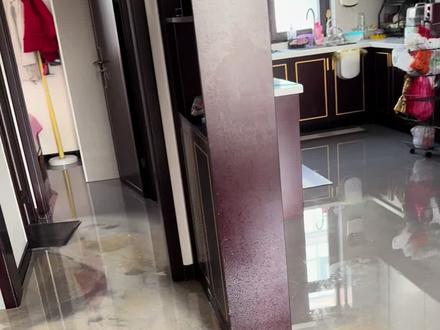 感谢🙏🏻兄弟姐妹妹上个视频帮我推上热门,也有很多姐妹联系我帮我解决问题感谢🙏🏻🙏🏻接下来我把全部详细过程记录下来让疑惑的兄弟姐妹看一下。我们是十月二十三号交的暖气费(以上视频太激动写错了),热力公司两天后也就是25号派网格员到家里一致三楼阀门全部检查了一个遍我们积极配合又是拉冰箱又是挪东西,安排我们十号自主放气。然后我们就外出期间也就是九号晚上我们自知家中没人我特意询问网格员我明天要不要回家中放气,网格员说不需要到十三四号放就可以。我们相信你们是是技术人员对不对,就像来我们家检查一样你要告诉你们不负责屋里,你们网格员什么都不懂我就不让你们帮我检查,我们会自己出钱请专业的人帮我们检查阀门对不对,就因为我们是第一年开暖所以我们格外重视,怕出现问题特意联系了你们。目前我们是三楼分水阀门没关,最低级的错误,也不是阀门老化坏掉也不是爆管,当然物业开发商一样有过错安装时候为什么不给把阀门放到关闭状态,热力公司网格员一再强调他也看不出来分水阀是开是关兄弟爷们们你们听听这个话可笑吗?我想问一下你们拿着我们交的钱是干嘛的,白养你们的吗??我们非常气愤你们推的一干二净,物业开发商也是推!明知道都有责任就是互推,所以我来抖音问问大家还有说理的地方吗?