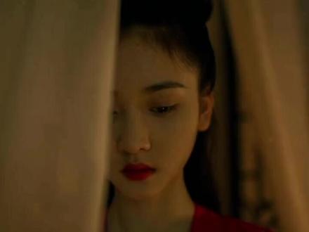 姐姐孕六个月时死在太子的软榻上,尸骨未寒,皇帝又给我和太子赐婚。
我觉得我姐姐死得蹊跷,我姐姐做太子妃的第一年落了水感染了风寒,从此身子就没好过,第二年就抱病而去,与世长辞。
尽管爹娘和我都不满意这婚事,但终究抵不过皇命。
也好,只有你掉下悬崖才知道深渊里有什么,连太子都护不住我姐姐,我倒是要看看这深渊里有什么怪物。
因为不爱,所以不在乎,成亲当晚,太困,也不顾盖头需要新郎来掀,直接倒下就睡着了。
我是被疼醒的,我揉了揉手腕坐起来,见腕间多了个镯子,水头极好,镯子我是喜欢,也是我曾经熟悉的,当时姐姐归宁时就是带着这个镯子的。
见到太子姜越渊的那一刻,我还是人畜无害的喊他“太子姐夫”。
「你若再这样叫我姐夫,我便要打你了。」他面上还是一片笑意,十分热切地看着我的脸,
于是我点点头,压低了声音,「放心吧太子殿下,当着外人我绝不喊你姐夫。」
姜越渊吹了灯,我便有点慌。我的脸又酷似姐姐,真怕他把我当成姐姐把持不住。
怕啥来啥,夜间我正睡得迷糊,就被十指相扣了。疼是真的疼,可是姜越渊的声音太温柔了,他叫我乖一点,然后我又睡着了。
起初一连半个月一直歇在我那里,但是后来年关将至,姜越渊公务繁忙,忙得转不过来,干脆歇在了书房。
他不来找我,我倒是很清闲,整个东宫里没人管我,我便撒了欢。
我来东宫除了从小呆在身边的丫鬟绛绛,还有看着我长大的慧姑姑。姜越渊还给我这拨来个丫头明华。
「明华,你先前在府里见过我姐姐吗?」
她被我的问话吓了一跳,说从没见过我姐姐。
直觉告诉我她在撒谎。
正想往深里问,姜越渊回来了,还提着个食盒。
待丫鬟们出去后,我光着脚去拍掉他肩头的雪,他突然伸手将我抱起来,我惊呼一声,将我放到床上,「地上凉。」
「太子姐夫,我想吃点心。」
「太子姐夫,你是不是冻着了?」
姜越渊看着我,在我还没反应过来的情况下,迅速脱掉了自己的衣服,钻进了明华给我铺好的被窝。
我一脸蒙,「太子姐夫你干什么?」
。。。。。。
除夕宫宴,我遇到了芙玥郡主,就是她推我姐姐落水的。我的心里,对芙玥还是有芥蒂的。
私下无人时,我问她「你为何推我姐姐,到底为何要推她。你可知她一向怕水又孱弱,被你推进湖里之后,染了风寒不到六个月便去了。」
同样我们也是在湖边,我带着哭腔冲她吼叫,慢慢的我有些头晕,我想伸手抓她却只抓到一片虚无。
天旋地转,我脚下一滑,便躺了下去.....#小说推荐 #古言 #每日
