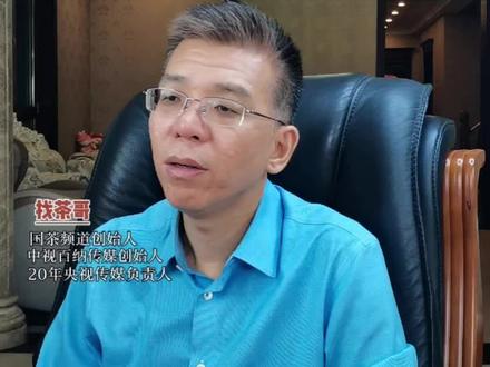 第一、烟酒过量的人经常抽烟喝酒的人可以常喝老白茶,有助于口腔的清洁与身体健康。第2、白茶也叫女人茶白茶中的氨基酸含量平均值,以及黄酮含量均超过其他茶类。氨基酸:滋味鲜爽清甜,是很好的抗老氧化物质。黄酮:是自然界超强抗氧化植物,是清除自由基的天然抗氧化剂。不是容颜易老、是白茶喝的太少,所以白茶也叫女人茶。第3、经常看电脑手机屏幕以及常熬夜的人由于白茶加工主要以晾晒萎凋为主,制作温度低,工序少,保留了大量的内含物质,以及不耐高温的维生素含量均领先于其他茶类。所以经常看电脑和手机屏幕的,以及长期熬夜加班的人要常喝白茶,白茶中富含的维生素,对视力有一定的保护作用。第4、脾胃虚弱的人老白茶经过多年陈放之后,多酚类物质不断氧化,转化出更高含量的黄酮、茶氨酸等成分。茶性温和,茶汤温润,口感稠滑醇厚,没有苦涩感,刺激性小,出现枣香药香沉香。脾胃虚弱的人饭后可以适当煮点老白茶喝,对身体还是很有益处的。第五、易上火的人新白茶是一种凉性的茶叶,并且氨基酸含量非常丰富,滋味鲜爽,生津润甜。所以体质燥热、口干舌燥、容易急躁,爱上火的人群,非常适合喝新白茶。