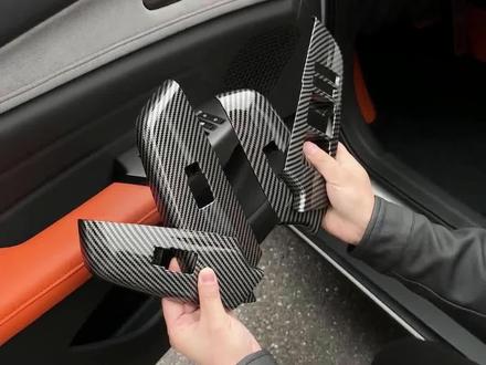 兄弟们!三代univ塑料款内饰件终于出货了,碳纤纹升降面板,碳纤纹后排出风口防踢,安装简单!#三代univ #第三代univ #univ改装