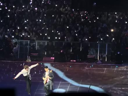 王源被吉他手整害羞了☺️好可爱的宝宝呀!
#王源海风吹 #王源郑州客厅狂欢 #跨年演唱会 #王源 #王源演唱会