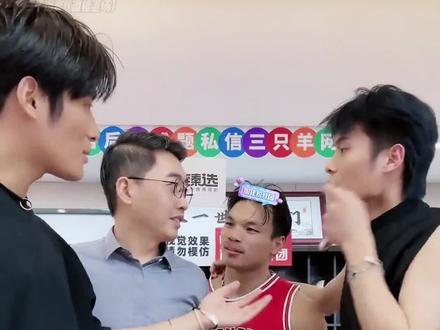 三千的表被出价三千块还有一丝犹豫..小杨哥暗示的都快明说了#疯狂小杨哥 #大杨哥 #嘴哥 #三千说表 #三千说表加入三只羊