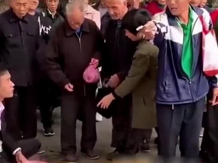 街头风云:惯于欺软怕硬的大爷,遇硬茬反被教训,教训深刻!