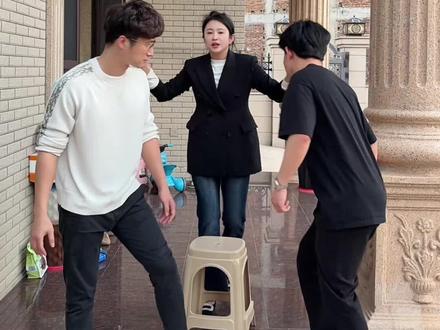 弟弟扛姐姐拍照📷~~来咯!! 我想知道我114斤!!至于么!不是胖是他们太弱鸡!!